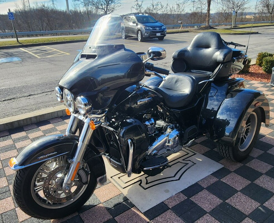 2018 Harley-Davidson Tri Glide Ultra FLHTCUTG BLACK TEMPEST W/PINSTR