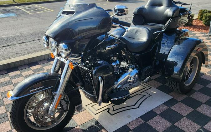 2018 Harley-Davidson Tri Glide Ultra FLHTCUTG BLACK TEMPEST W/PINSTR