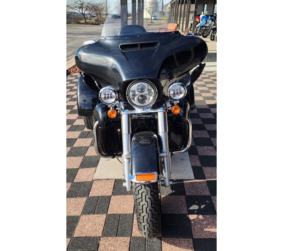 2018 Harley-Davidson Tri Glide Ultra FLHTCUTG BLACK TEMPEST W/PINSTR