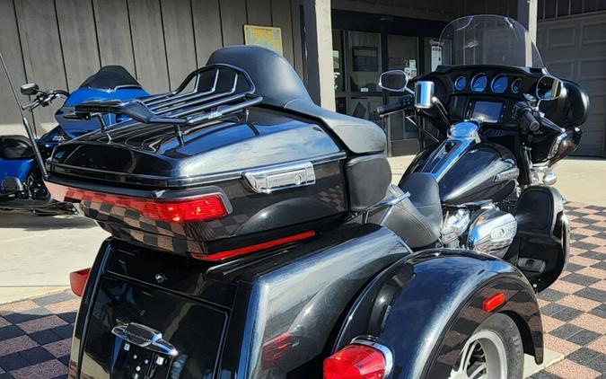 2018 Harley-Davidson Tri Glide Ultra FLHTCUTG BLACK TEMPEST W/PINSTR