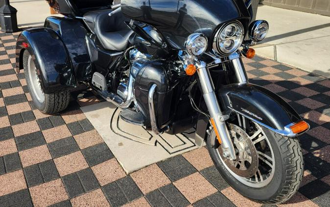 2018 Harley-Davidson Tri Glide Ultra FLHTCUTG BLACK TEMPEST W/PINSTR