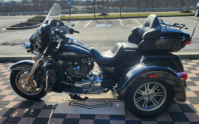 2018 Harley-Davidson Tri Glide Ultra FLHTCUTG BLACK TEMPEST W/PINSTR