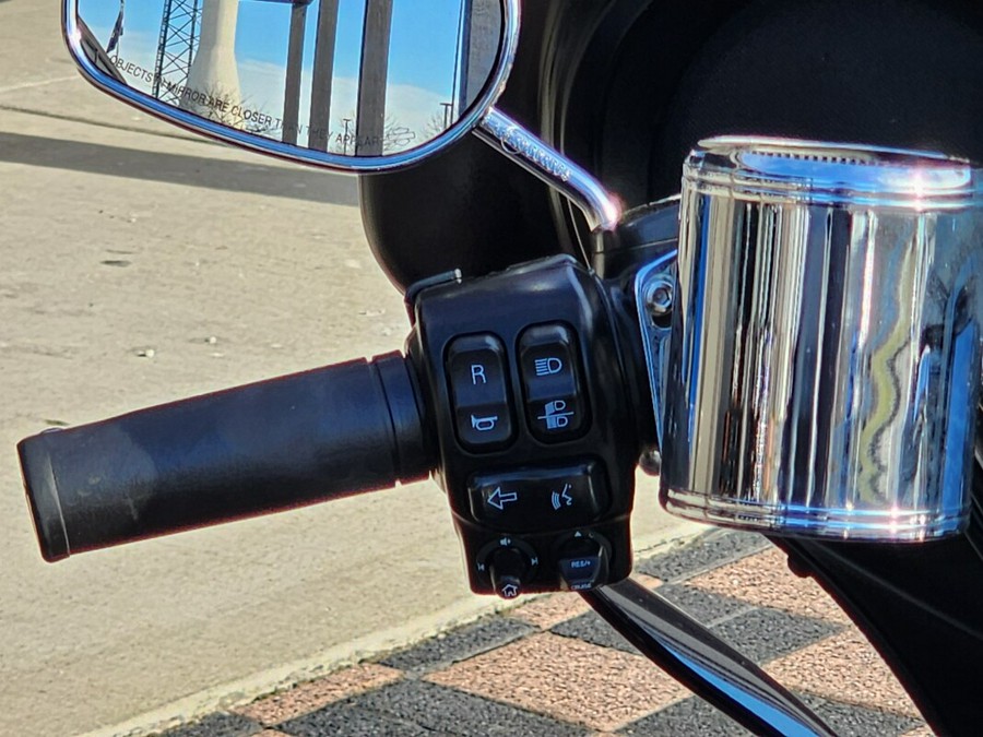 2018 Harley-Davidson Tri Glide Ultra FLHTCUTG BLACK TEMPEST W/PINSTR