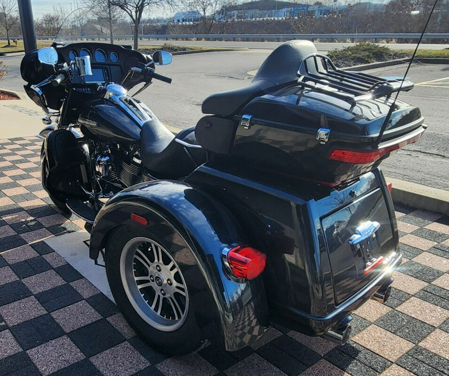 2018 Harley-Davidson Tri Glide Ultra FLHTCUTG BLACK TEMPEST W/PINSTR