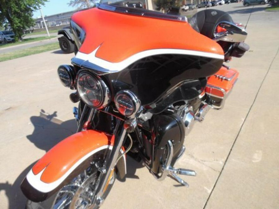 2012 Harley-Davidson® FLHTCUSE