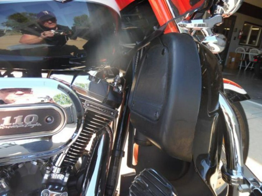 2012 Harley-Davidson® FLHTCUSE