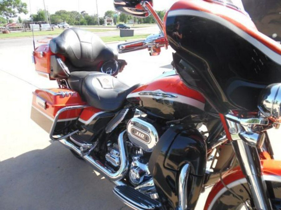 2012 Harley-Davidson® FLHTCUSE