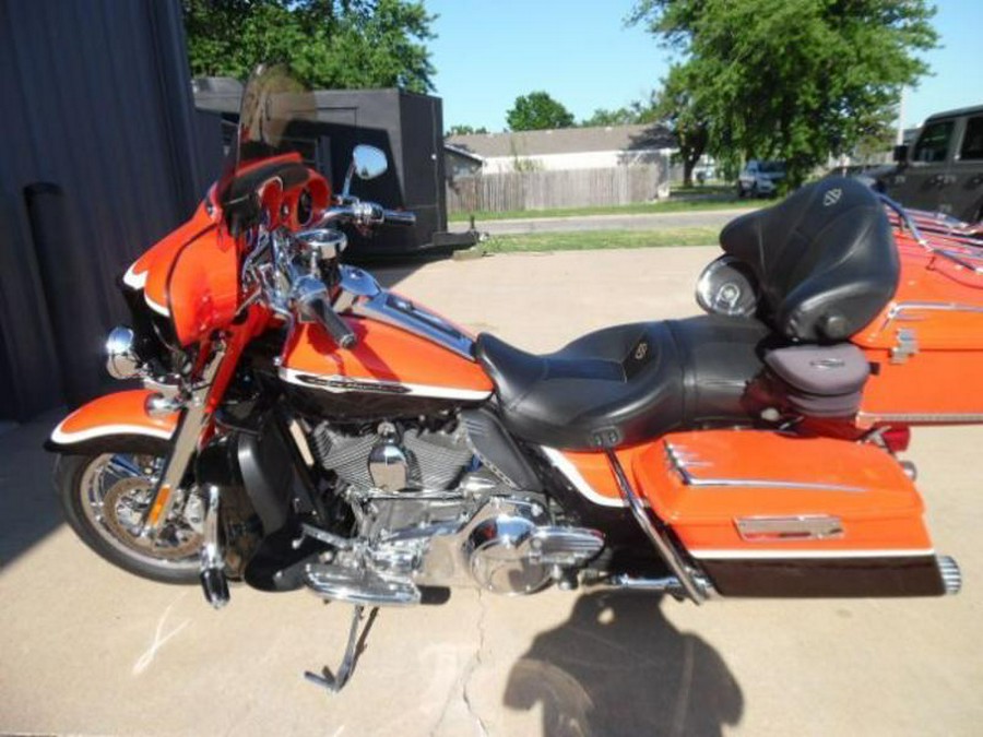 2012 Harley-Davidson® FLHTCUSE