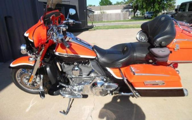 2012 Harley-Davidson® FLHTCUSE