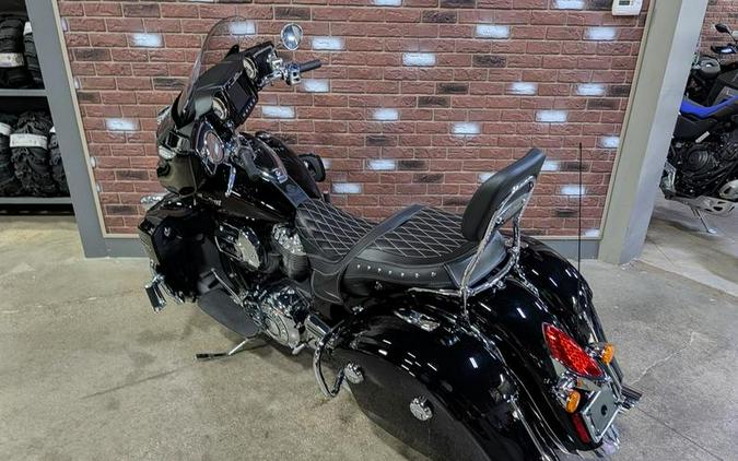 2019 Indian Motorcycle® Roadmaster® Icon Series Dirt Track Smoke/Thunder Black Smoke