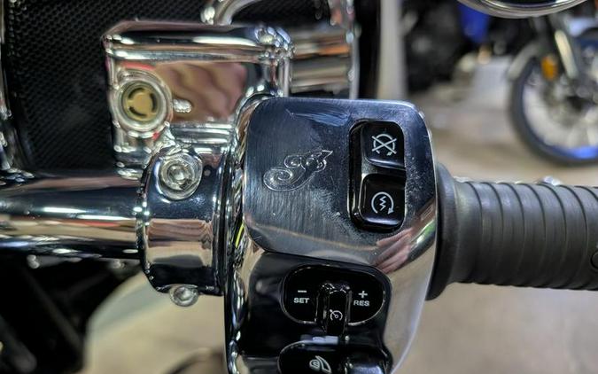2019 Indian Motorcycle® Roadmaster® Icon Series Dirt Track Smoke/Thunder Black Smoke