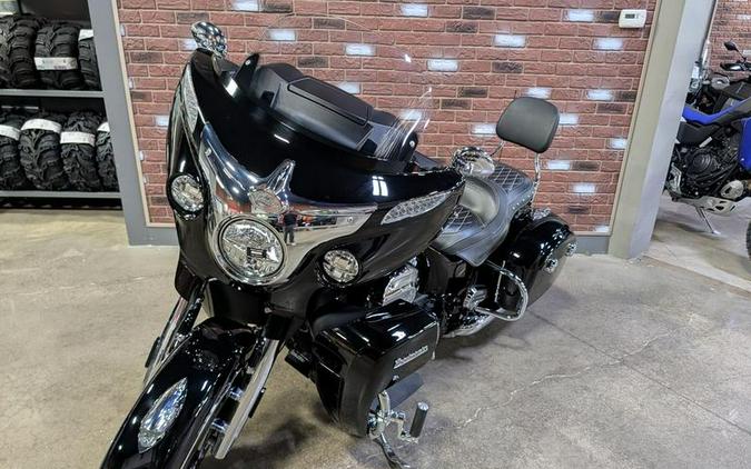 2019 Indian Motorcycle® Roadmaster® Icon Series Dirt Track Smoke/Thunder Black Smoke
