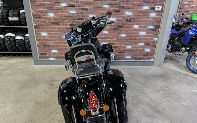 2019 Indian Motorcycle® Roadmaster® Icon Series Dirt Track Smoke/Thunder Black Smoke
