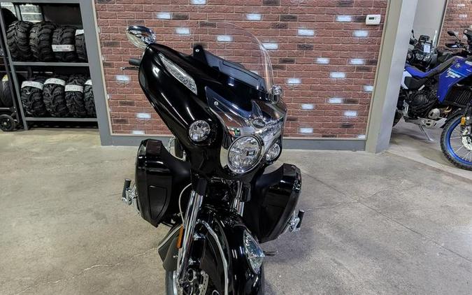 2019 Indian Motorcycle® Roadmaster® Icon Series Dirt Track Smoke/Thunder Black Smoke