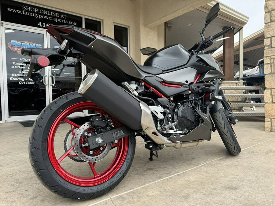 New 2024 KAWASAKI Z500 SE ABS CANDY PERSIMMON RED AND METALLIC FLAT SPARK BLACK AND METALLIC MATTE GRAPHENESTEEL GRAY