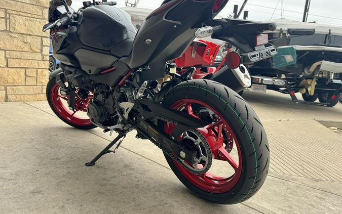 New 2024 KAWASAKI Z500 SE ABS CANDY PERSIMMON RED AND METALLIC FLAT SPARK BLACK AND METALLIC MATTE GRAPHENESTEEL GRAY