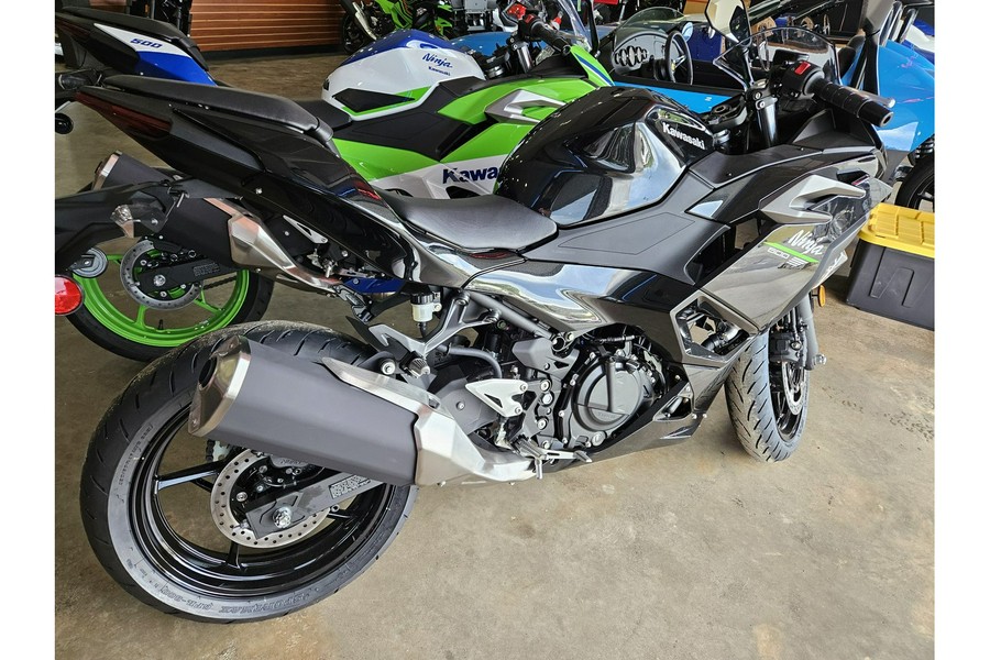 2024 Kawasaki Ninja® 500 Base