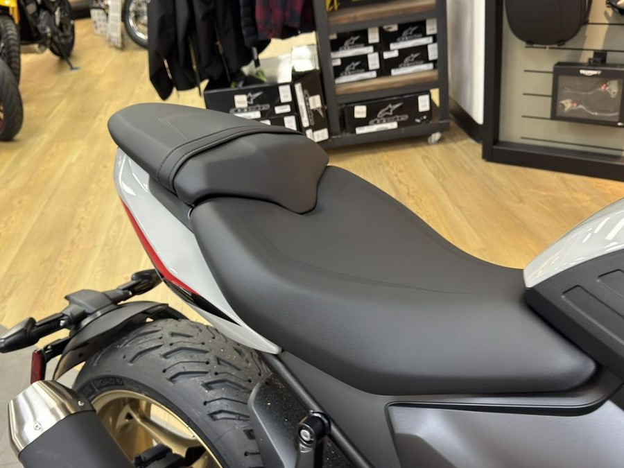 2026 Triumph Trident 800 Ash grey