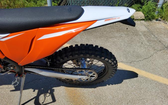 2023 KTM XC 250 W