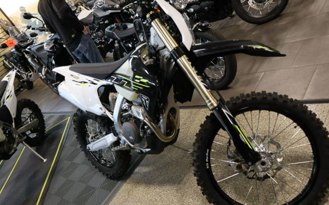 2026 Triumph TF 250-E Jet Black/Pure White