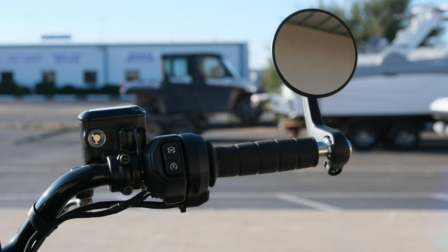 2025 INDIAN MOTORCYCLE SCOUT BOBBER LIMITED WITH TECHNOLOGY PACKAGE