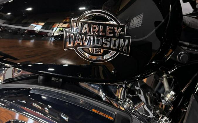 2025 Harley-Davidson® Street Glide™ Ultra VIVID BLACK W/ PINSTRIPE