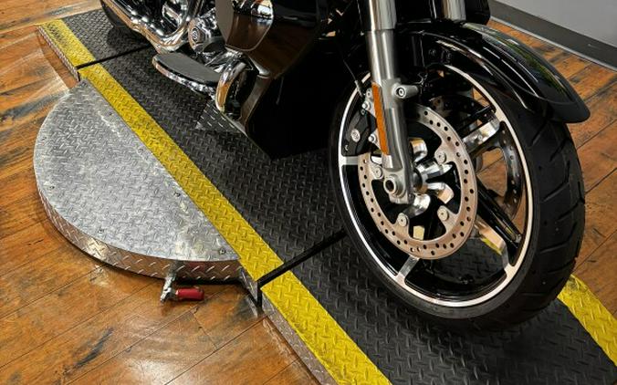 2025 Harley-Davidson® Street Glide™ Ultra VIVID BLACK W/ PINSTRIPE