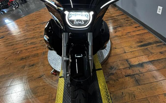 2025 Harley-Davidson® Street Glide™ Ultra VIVID BLACK W/ PINSTRIPE