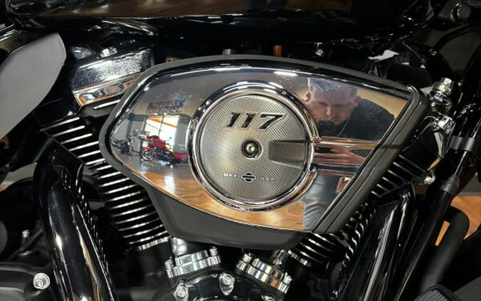 2025 Harley-Davidson® Street Glide™ Ultra VIVID BLACK W/ PINSTRIPE
