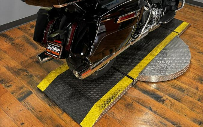 2025 Harley-Davidson® Street Glide™ Ultra VIVID BLACK W/ PINSTRIPE
