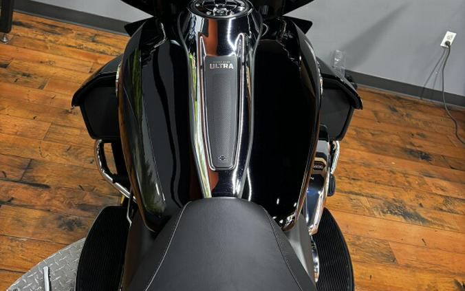 2025 Harley-Davidson® Street Glide™ Ultra VIVID BLACK W/ PINSTRIPE