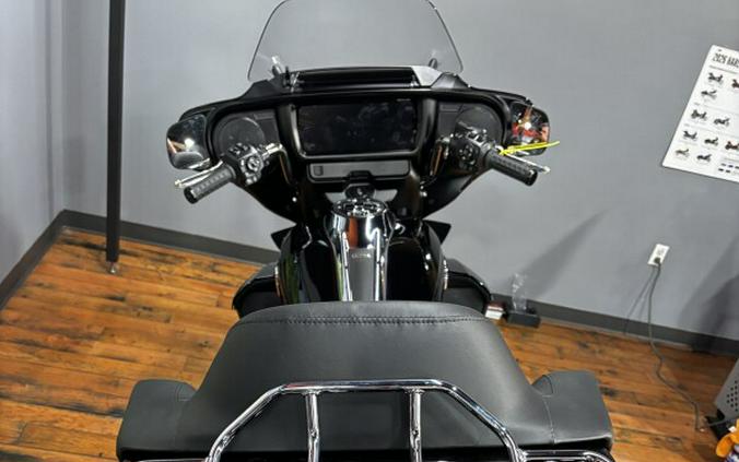 2025 Harley-Davidson® Street Glide™ Ultra VIVID BLACK W/ PINSTRIPE