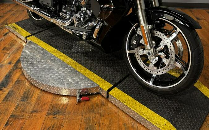 2025 Harley-Davidson® Street Glide™ Ultra VIVID BLACK W/ PINSTRIPE