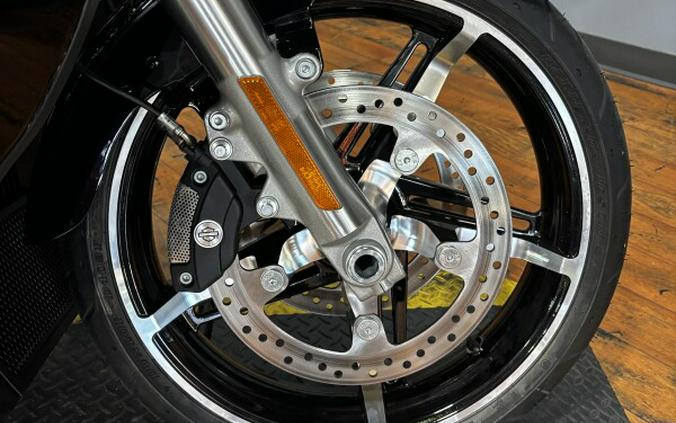 2025 Harley-Davidson® Street Glide™ Ultra VIVID BLACK W/ PINSTRIPE