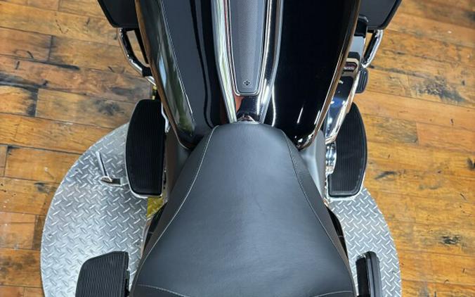 2025 Harley-Davidson® Street Glide™ Ultra VIVID BLACK W/ PINSTRIPE