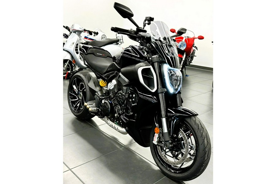 2023 Ducati Diavel V4 Thrilling Black