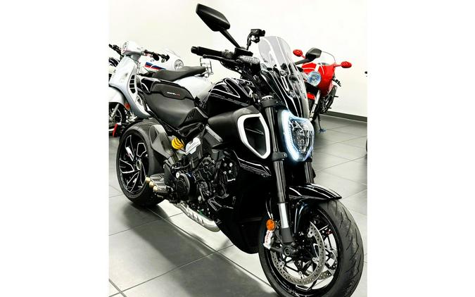 2023 Ducati Diavel V4 Thrilling Black