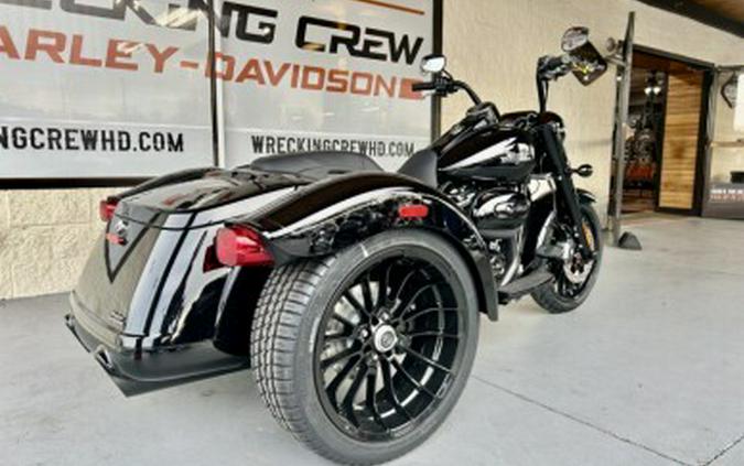 2023 Harley-Davidson Freewheeler BLACK W/ PINSTRIPE