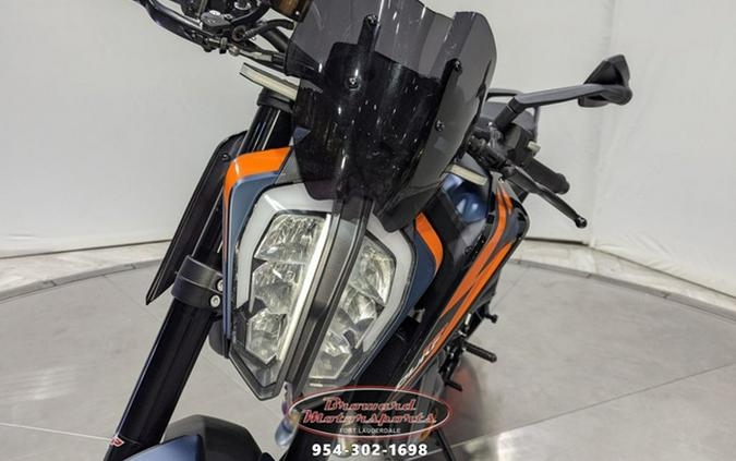 2022 KTM Duke 890 R