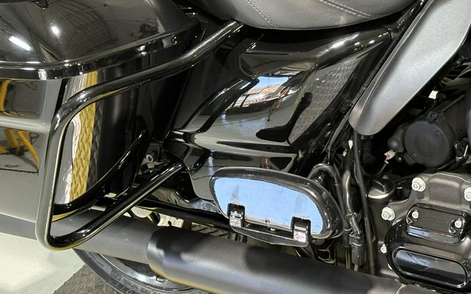 2022 Harley-Davidson® Ultra Limited Vivid Black - Black Finish