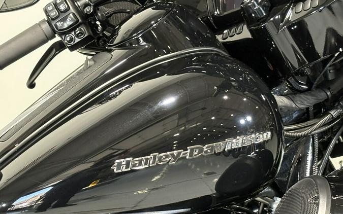 2022 Harley-Davidson® Ultra Limited Vivid Black - Black Finish