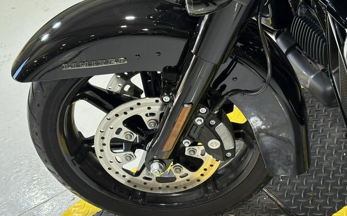2022 Harley-Davidson® Ultra Limited Vivid Black - Black Finish