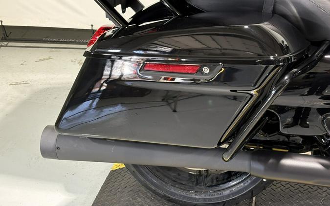 2022 Harley-Davidson® Ultra Limited Vivid Black - Black Finish