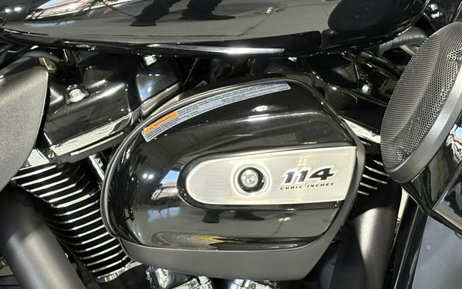 2022 Harley-Davidson® Ultra Limited Vivid Black - Black Finish