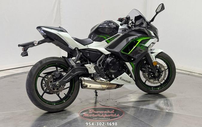 2022 Kawasaki Ninja 650 ABS Pearl Robotic White/Metallic Carbon