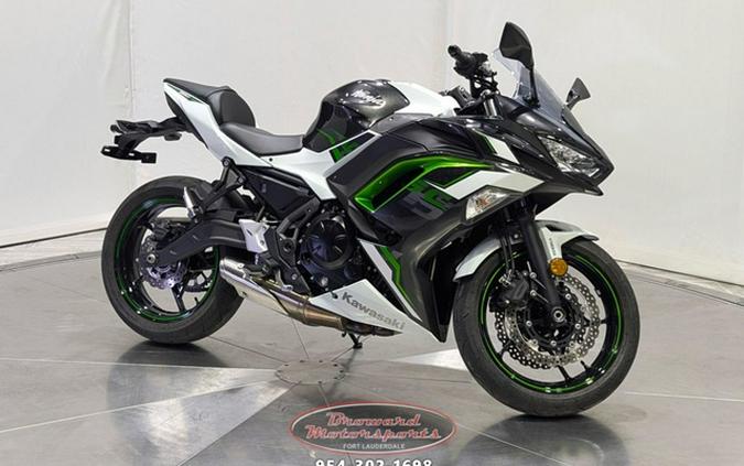 2022 Kawasaki Ninja 650 ABS Pearl Robotic White/Metallic Carbon