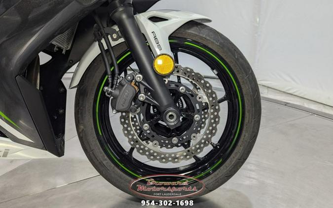 2022 Kawasaki Ninja 650 ABS Pearl Robotic White/Metallic Carbon