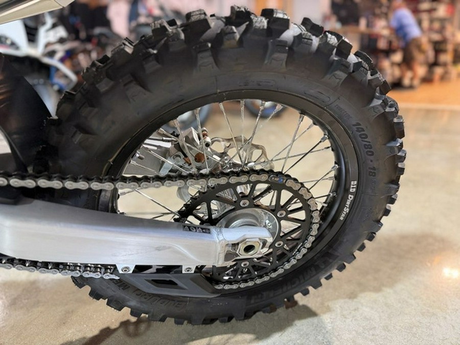 2026 Triumph TF 250-E Jet BlackPure White