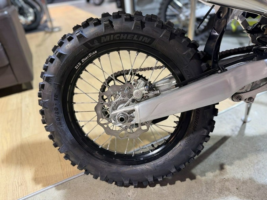 2026 Triumph TF 250-E Jet BlackPure White