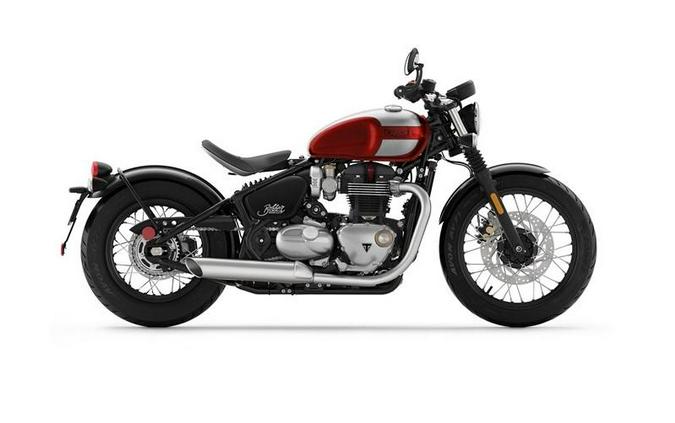 2018 Triumph Bonneville Bobber Cranberry Red / Frozen Silver